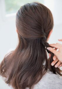 耳の下まできつくねじる