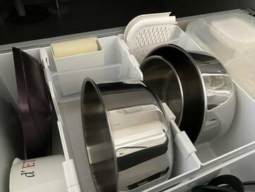 100円の仕切りグッズ。引き出しや冷蔵庫の中が劇的に変わる