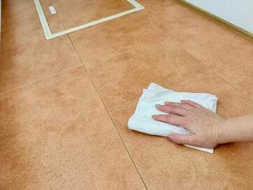 ベタつくキッチンの床は「お湯ふき」で簡単リセット。洗剤いらずでお手軽、害虫対策にも