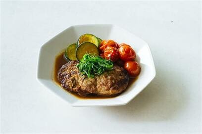 長谷川あかりさんの「和風酒蒸しハンバーグ」レシピ。豆腐入りで軽やか、ほぼ“飲める”
