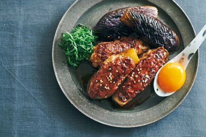 簡単「ナスの月見豚つくね」レシピ。ゴマ油の香りが食欲そそる