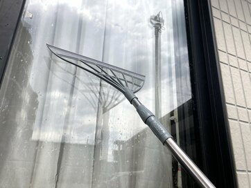 ダイソー220円「マルチ万能ほうき」で掃除が快適に。家じゅうピカピカ、梅雨にも便利