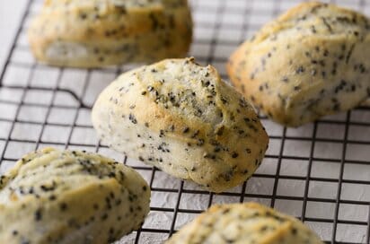 バターがじゅわっと広がる「米粉のゴマバターパン」のつくり方。カリッと食感で口が幸せ