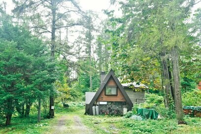 家族4人が大らかに暮らす高原の小さな山荘