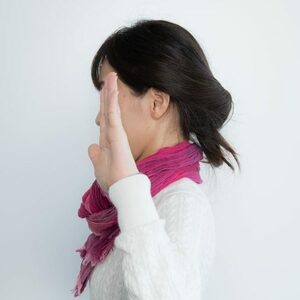 手を後ろに引いてギリギリ見える位置でストップ