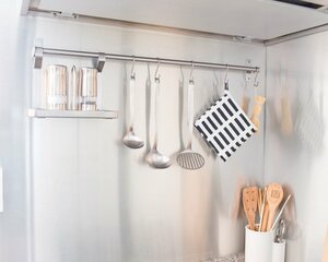 フライ返しやお玉はガスコンロ上のバーに