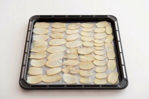 オーブンの天板にクッキングシートを敷き、(1)のショウガをできるだけ重ならないように並べる。