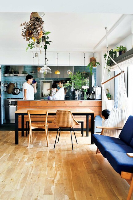 板張りのキッチンカウンターが印象的