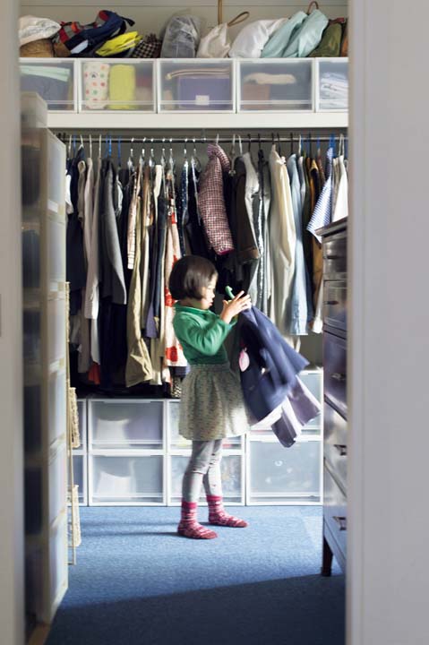 家族のものをまとめてしまえるアクセス抜群のウォークインクロゼット