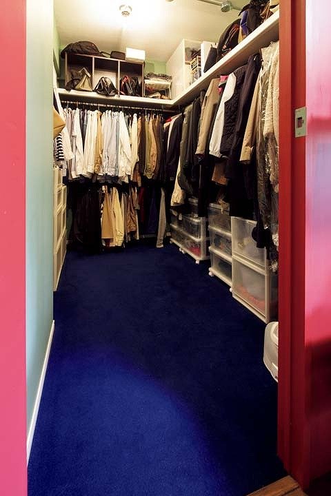 ネイビーのカーペットを敷いたウォークインクロゼット