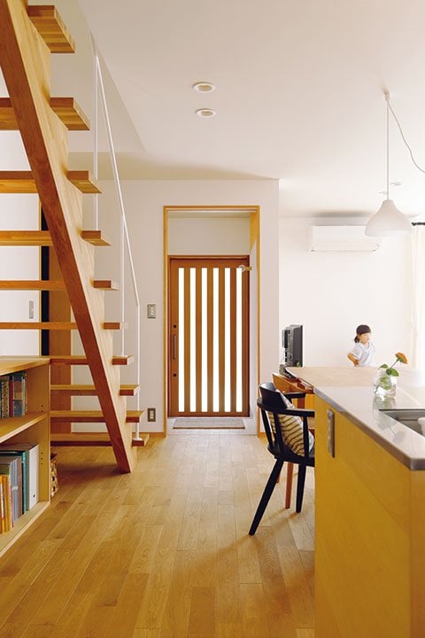 玄関からの日差しも差し込む明るい室内