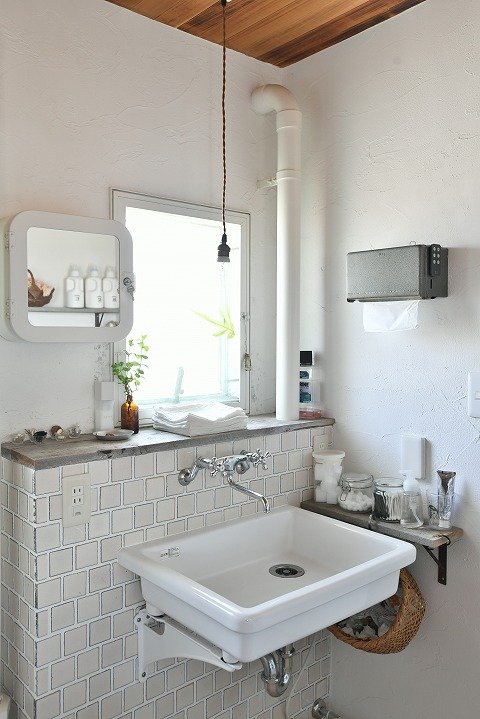 レトロ感のある正方形のタイルと実験用シンクを組み合わせた洗面