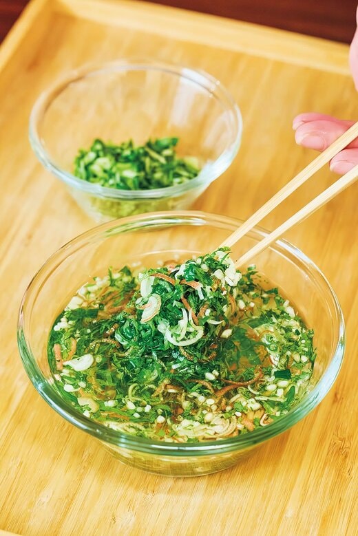 香味野菜を水にさらしている画像