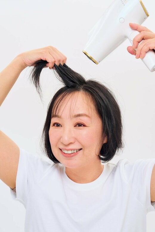 ドライヤーを当てている人