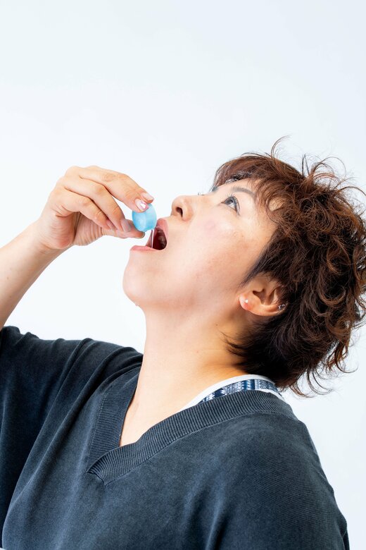 菌の繁殖を防ぐため、キャップ に口をつけず、水を口内に