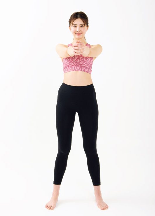 両手を合わせて前に出す