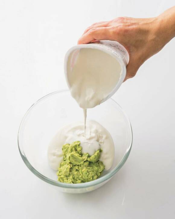 アボカドにヨーグルトを入れる様子