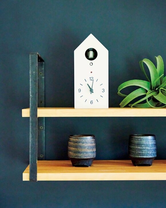 黒の壁に鳩時計