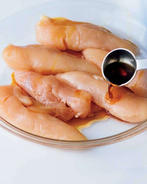 ササミにポン酢しょうゆをまぶす