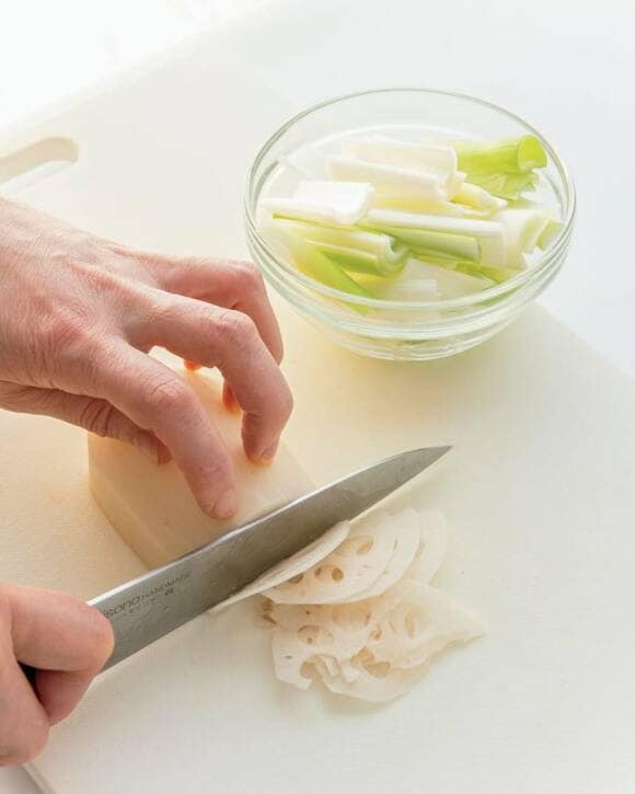 包丁で根菜を切る様子