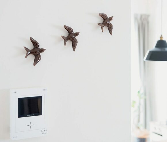 陶器の鳥のオブジェ3つをリズムよく並べて