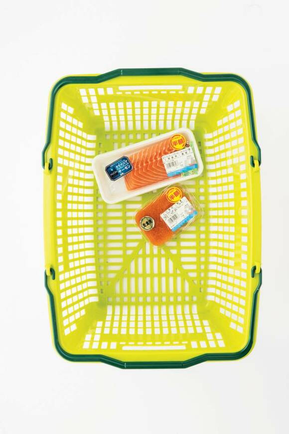 買い物カゴにサーモンととびっこ