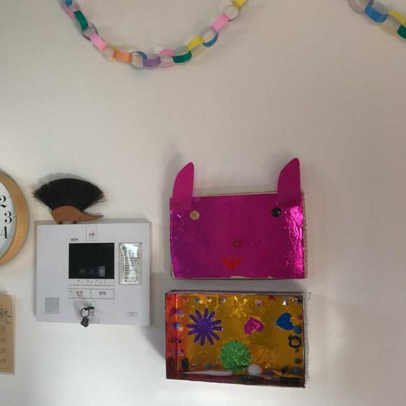 モニターの近くに手づくりケース