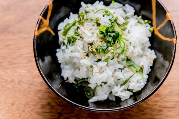 ご飯を引き立てる濃い色の器