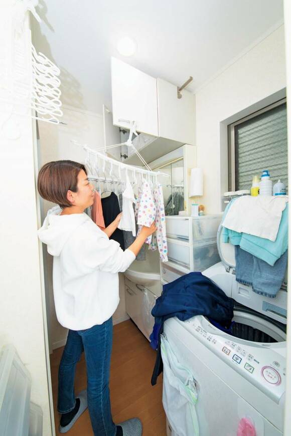 衣類を干す女性