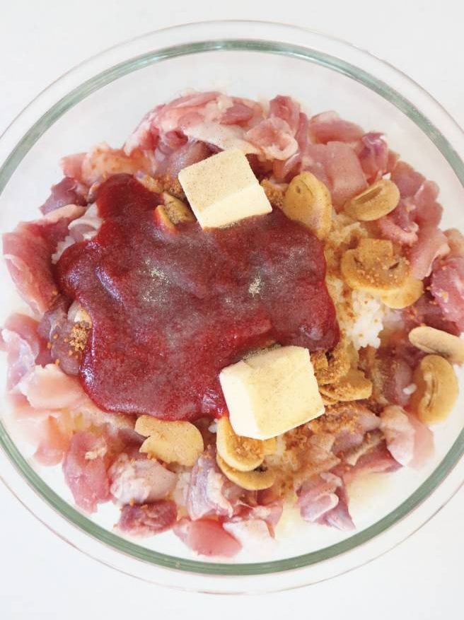 ボウルに鶏肉とケチャップ