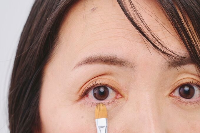 黒目下にコンシーラーを入れてたるみを引き上げる