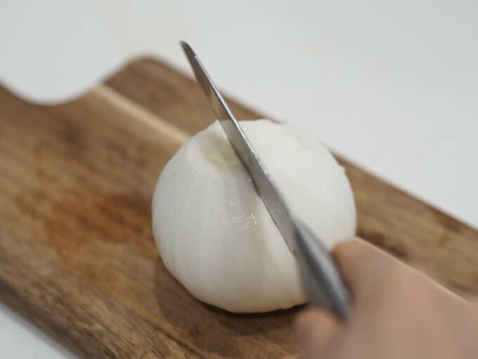 タマネギに切り込みを入れる