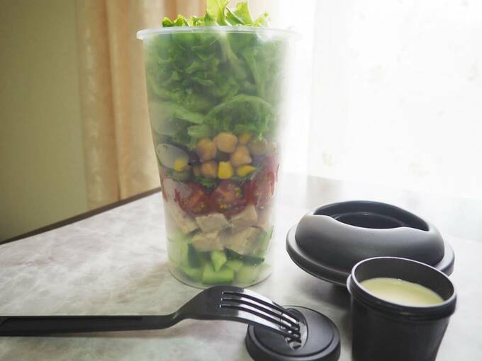 サラダコンテナにサラダ