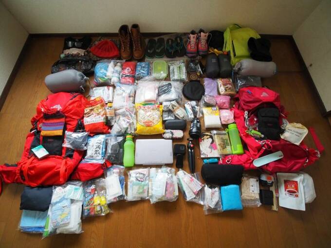 床に置かれたたくさんの荷物