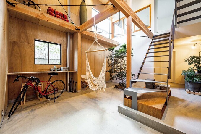 玄関を入ると大きな吹き抜けのある土間空間がある