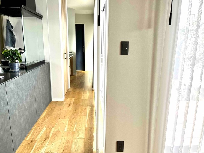 リビングから洗面所を見る