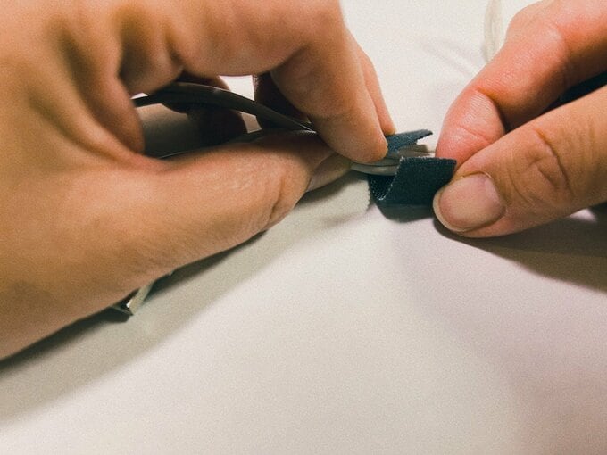 コードを束ねる