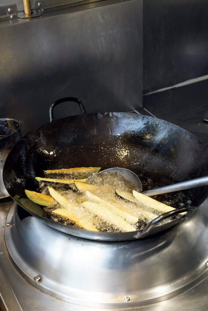 ナスを高温で揚げる