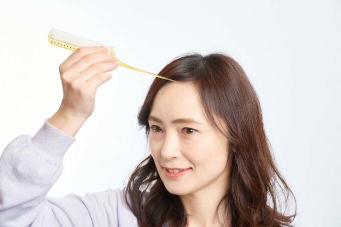 前髪も、コームの柄の部分を使ってアホ毛を整える