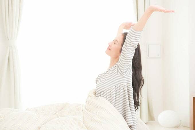 のびをする女性