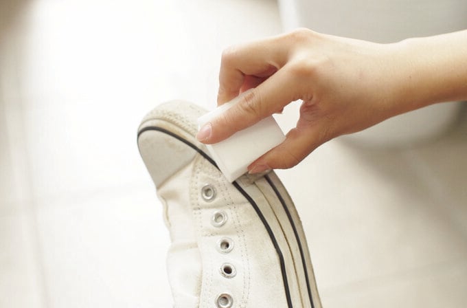 スニーカーのゴム部分の黒ずみもメラミンスポンジで解決（画像提供：レック株式会社）