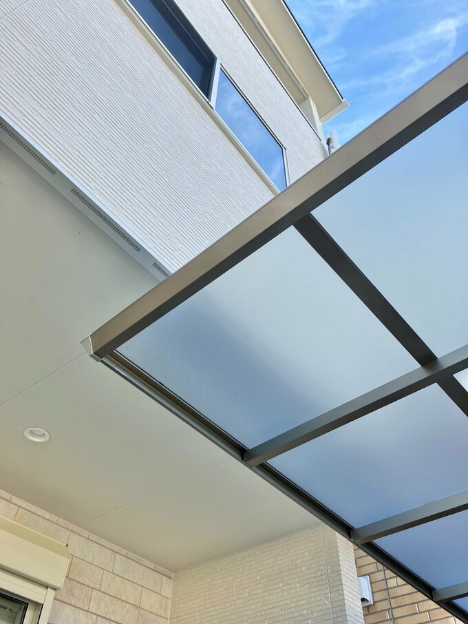 カーポートと軒の重なっているところ