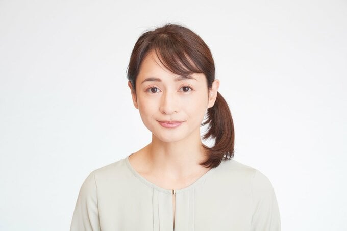 サイド結びの女性