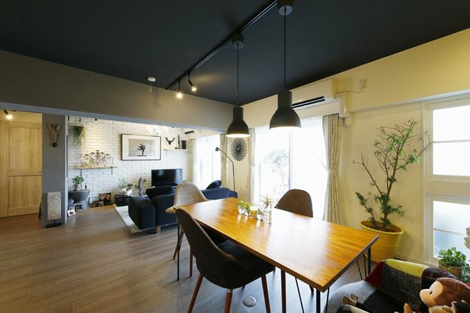 天井を濃いグレーの塗装仕上げにしたリビングダイニング