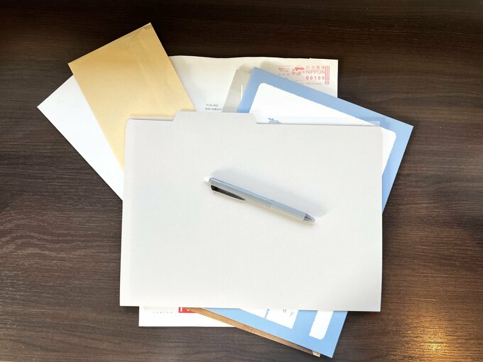 机の上に置かれた書類