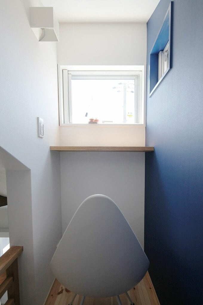 カウンターの上に窓がある屋根裏部屋