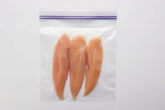 保存袋に鶏ササミ