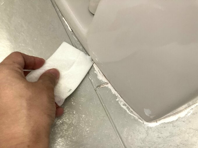 トイレットペーパーでふき取る