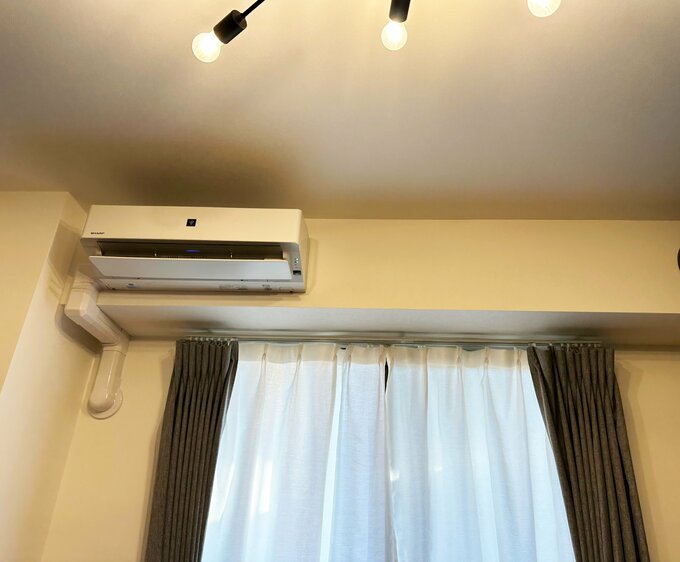 昼もカーテン閉めっぱなしのリビング