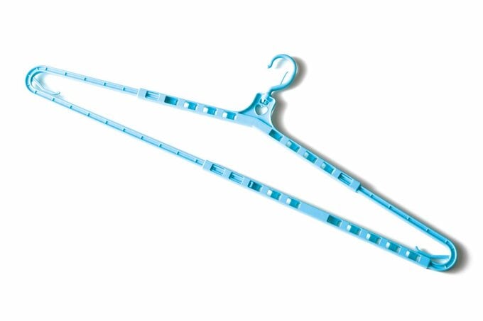伸びる青ハンガー